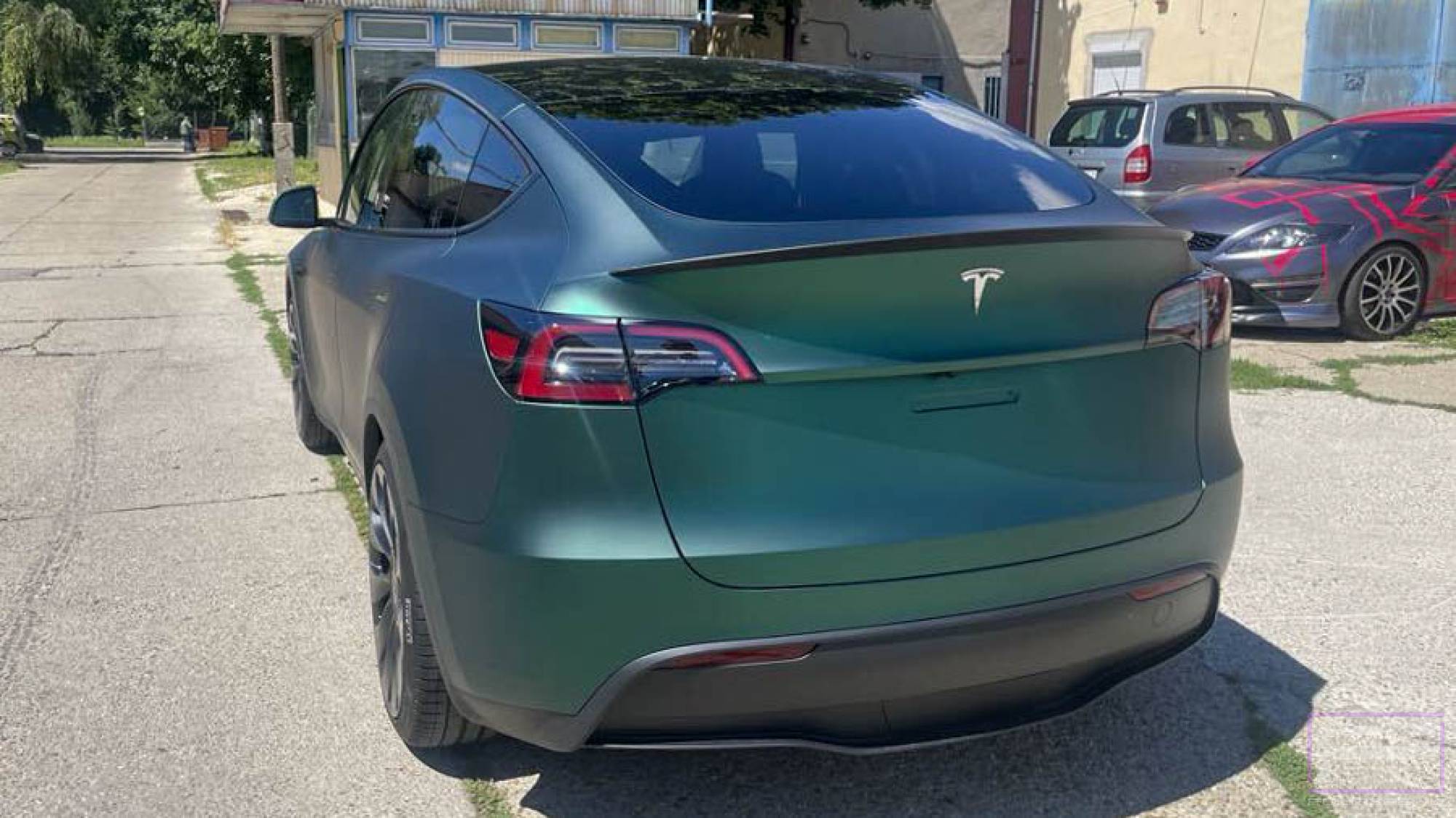 Model Y 2023 matt mély zöld Tesla fóliázás - Teckwrap Jewel Green SMT16 Teslafólia bal hátsó nézet