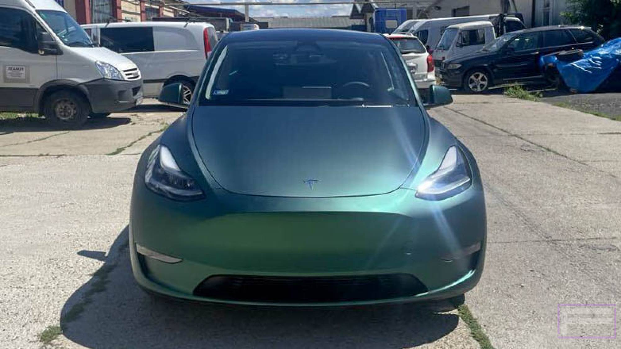 Model Y 2023 matt mély zöld Tesla fóliázás - Teckwrap Jewel Green SMT16 Teslafólia első nézet