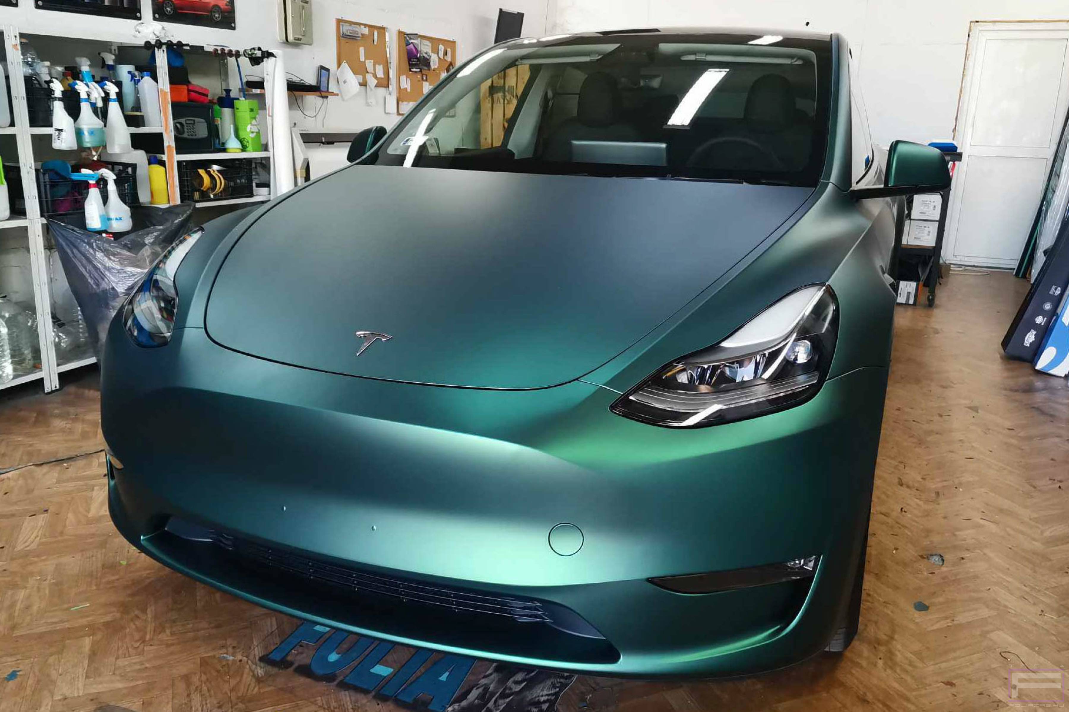 Model Y 2023 matt mély zöld Tesla fóliázás - Teckwrap Jewel Green SMT16 Teslafólia fejléc