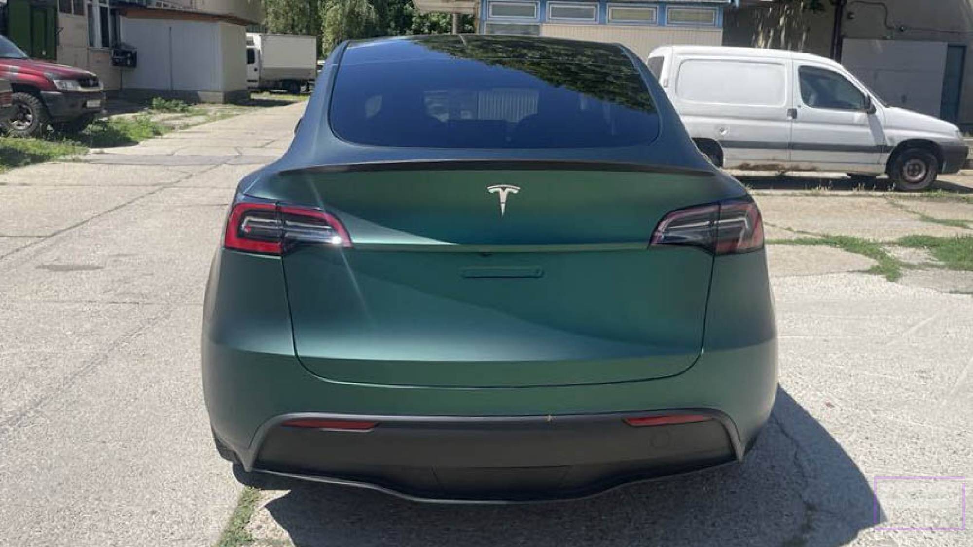 Model Y 2023 matt mély zöld Tesla fóliázás - Teckwrap Jewel Green SMT16 Teslafólia hátsó nézet