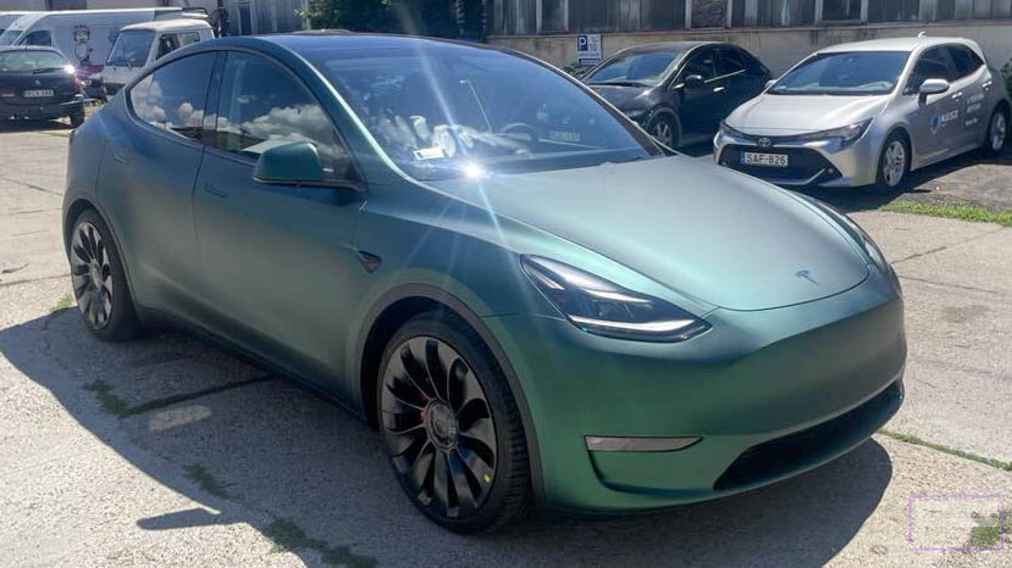 Model Y 2023 matt mély zöld Tesla fóliázás - Teckwrap Jewel Green SMT16 Teslafólia jobb első nézet