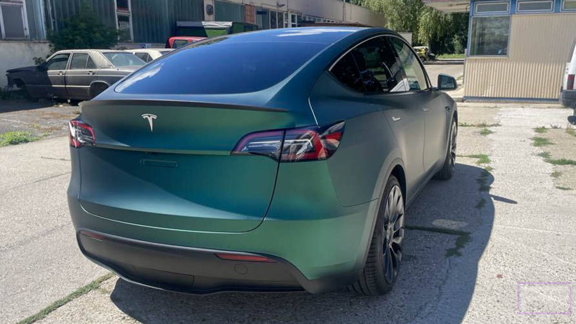 Model Y 2023 matt mély zöld Tesla fóliázás - Teckwrap Jewel Green SMT16 Teslafólia jobb hátsó nézet