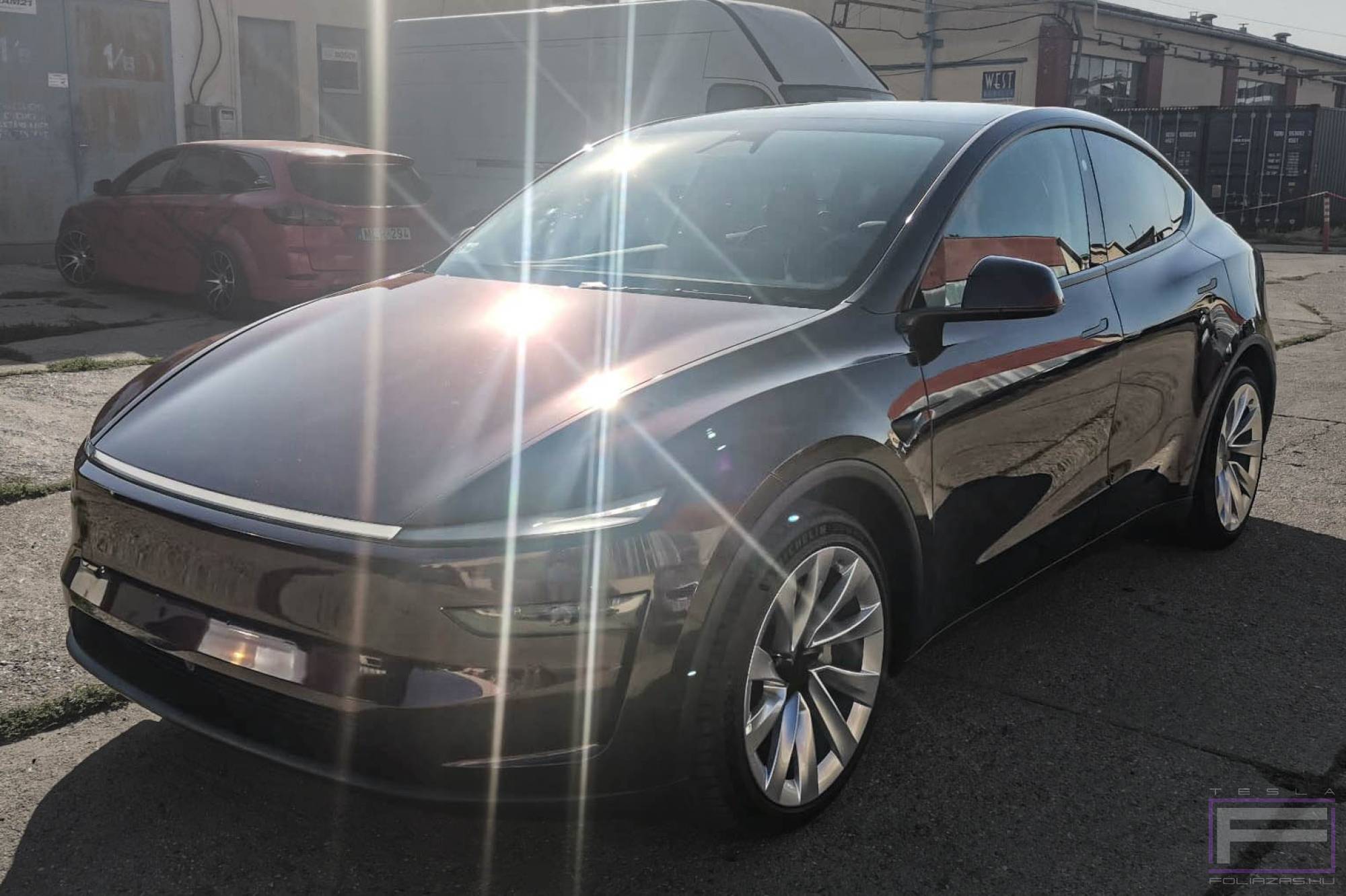 Model Y Juniter 2025 fényes burgundi lila Teslafóliázás - Teckwrap Burgundy Black HM10-HD Tesla fólia bal első nézet