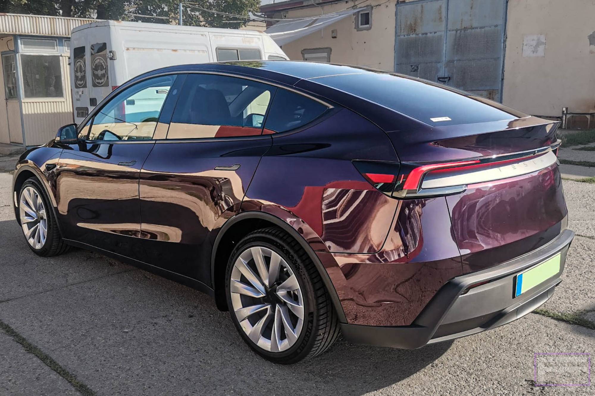 Model Y Juniter 2025 fényes burgundi lila Teslafóliázás - Teckwrap Burgundy Black HM10-HD Tesla fólia bal hátsó nézet