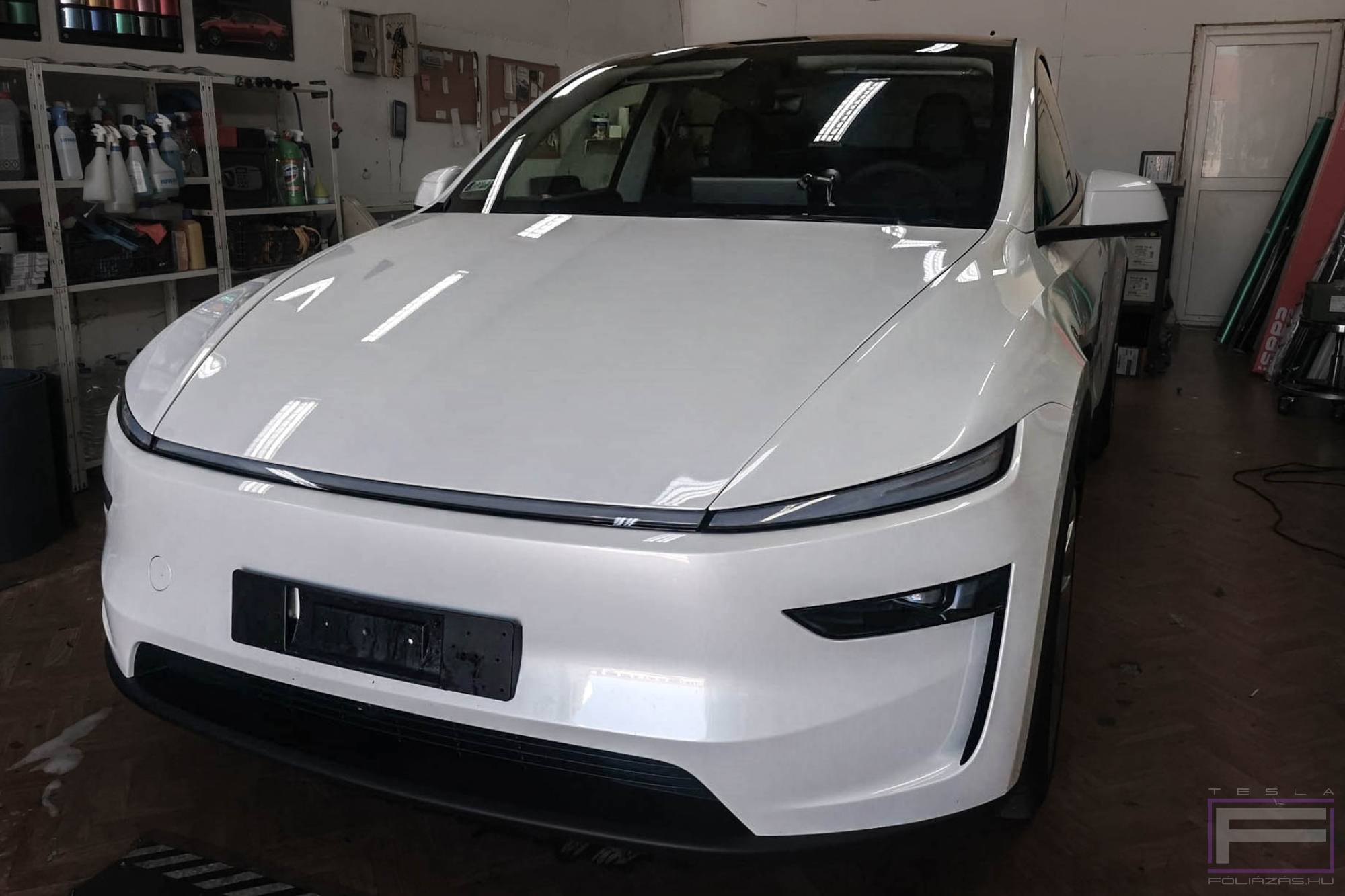 Model Y Juniter 2025 fényes burgundi lila Teslafóliázás - Teckwrap Burgundy Black HM10-HD Tesla fólia eredeti állapot