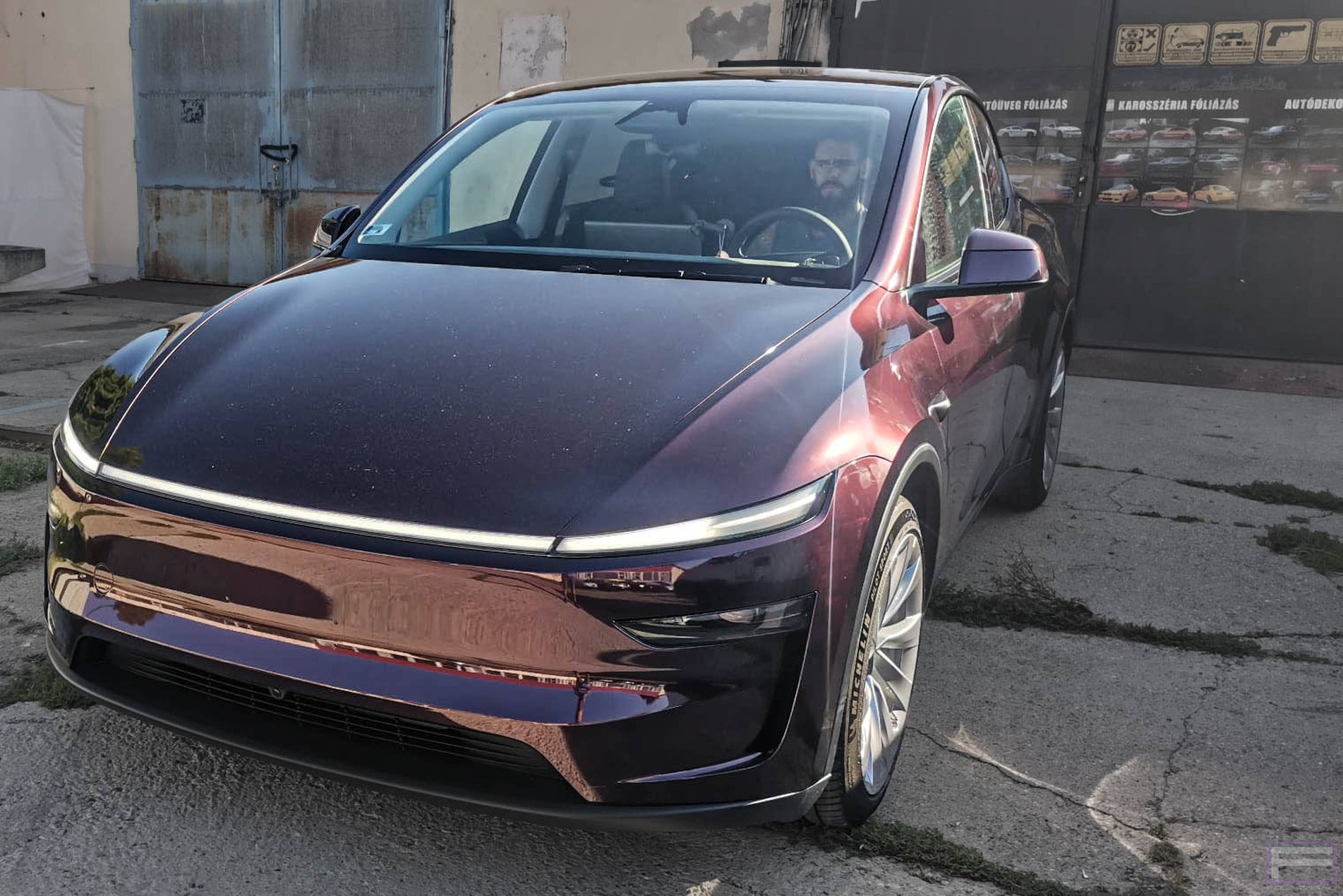 Model Y Juniter 2025 fényes burgundi lila Teslafóliázás - Teckwrap Burgundy Black HM10-HD Tesla fólia fejléc
