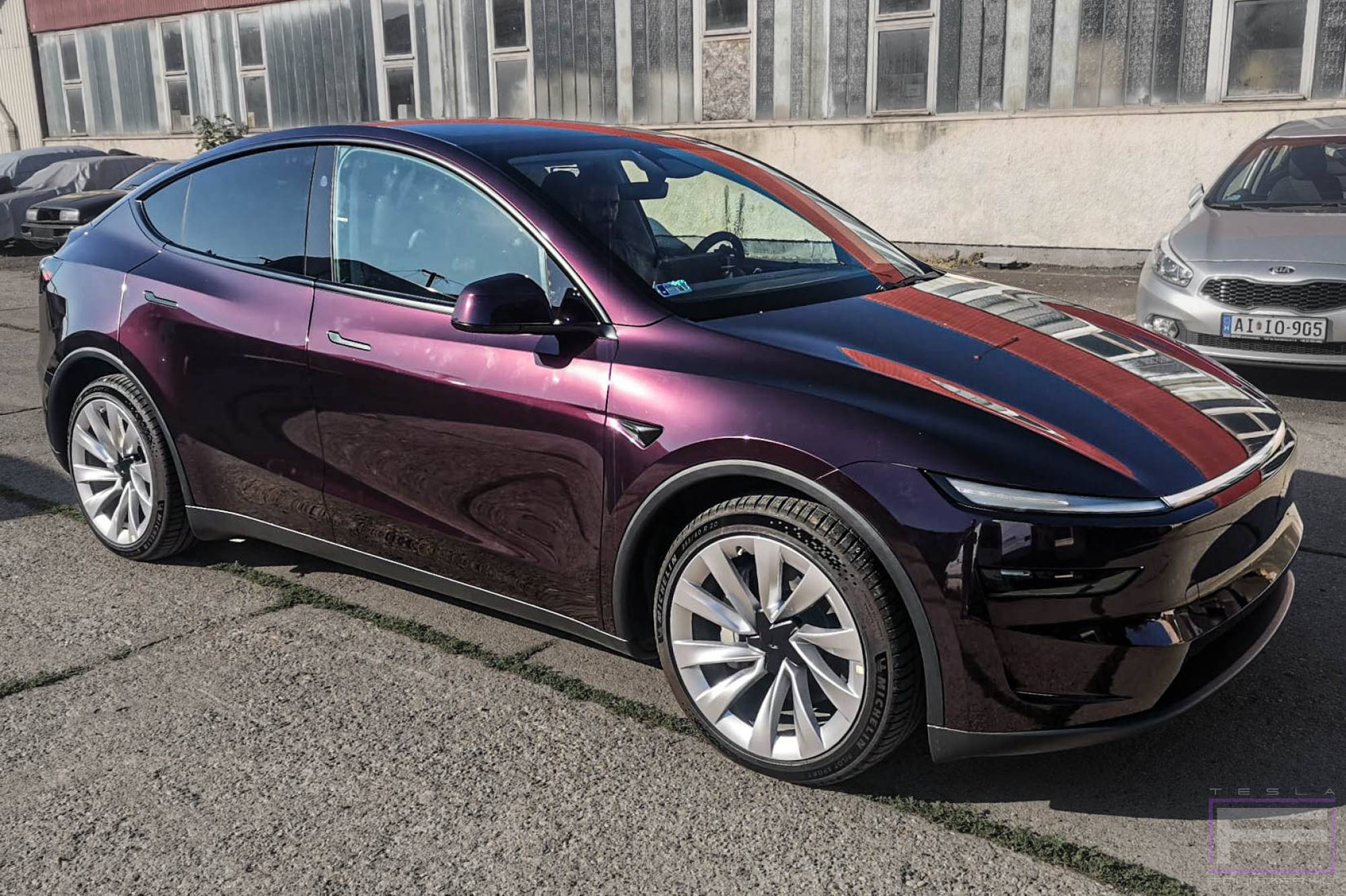 Model Y Juniter 2025 fényes burgundi lila Teslafóliázás - Teckwrap Burgundy Black HM10-HD Tesla fólia jobb első nézet