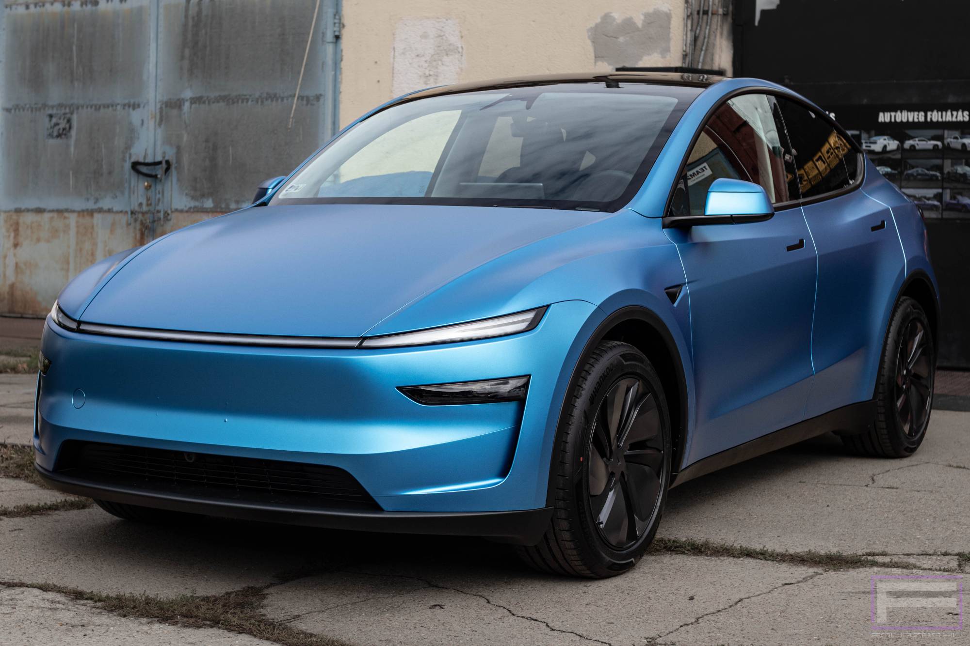 Model Y Juniter 2025 matt kék Tesla fóliázás - Oracal Azure Metallic Matt 970-197 Teslafólia bal első nézet