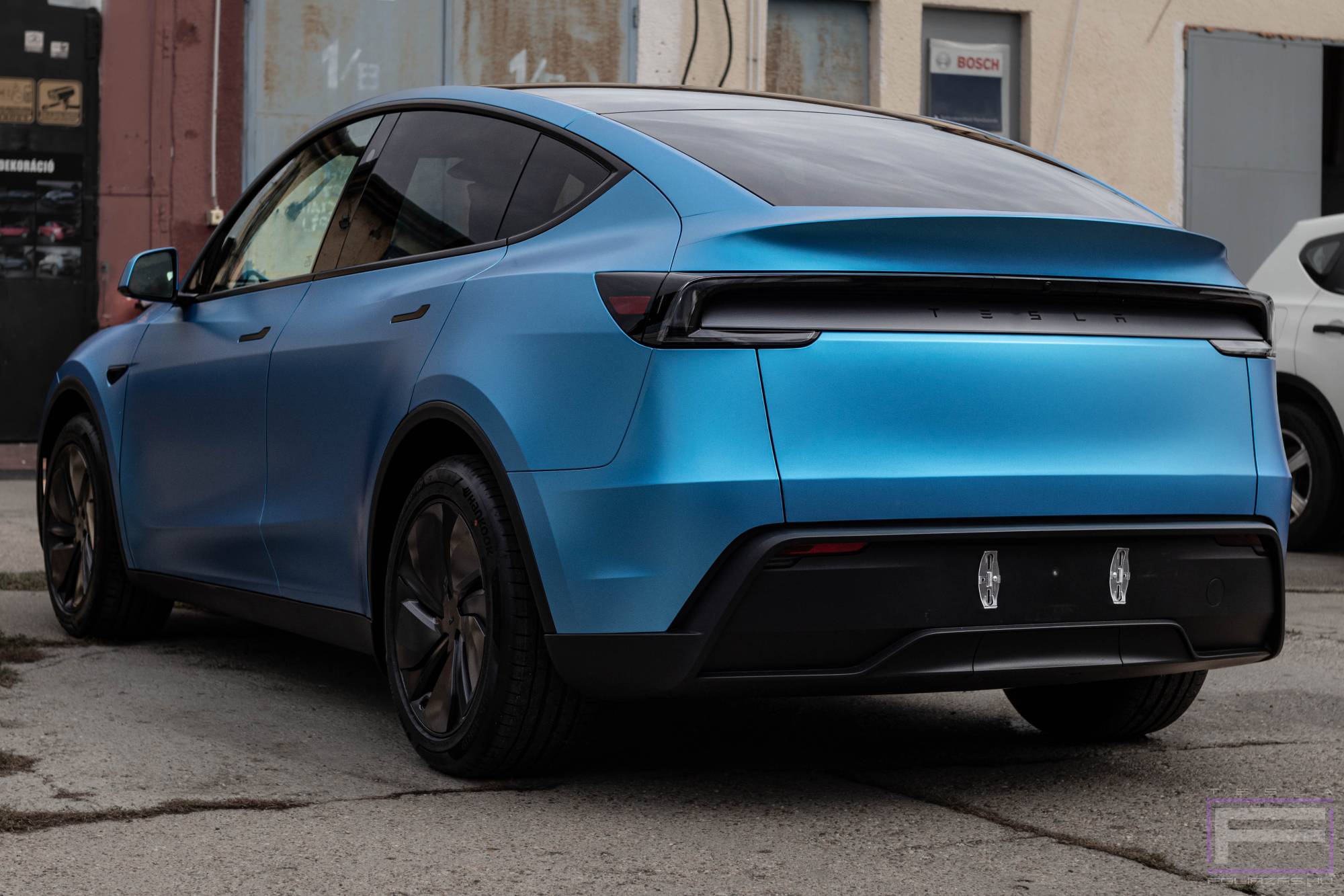 Model Y Juniter 2025 matt kék Tesla fóliázás - Oracal Azure Metallic Matt 970-197 Teslafólia bal hátsó nézet
