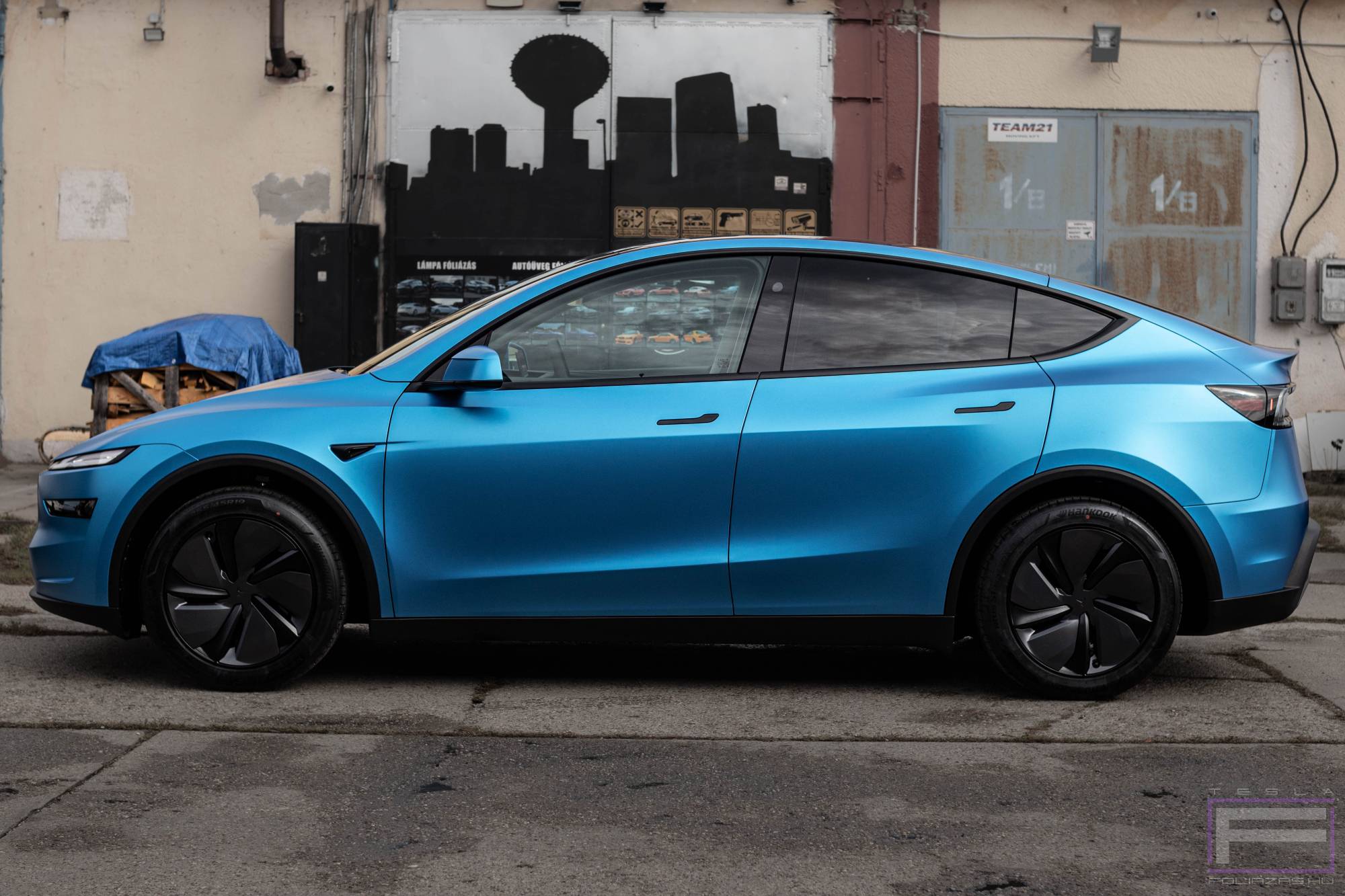 Model Y Juniter 2025 matt kék Tesla fóliázás - Oracal Azure Metallic Matt 970-197 Teslafólia bal oldal nézet