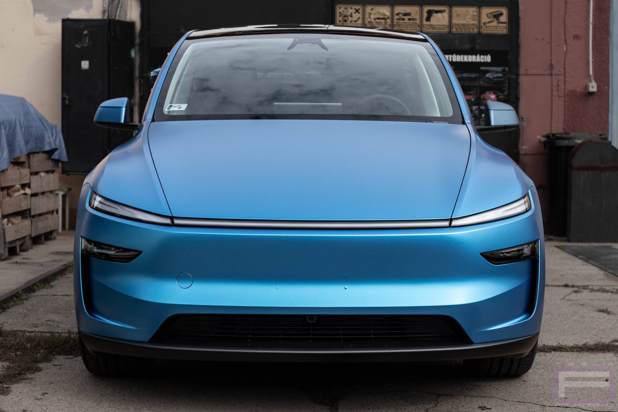Model Y Juniter 2025 matt kék Tesla fóliázás - Oracal Azure Metallic Matt 970-197 Teslafólia első nézet