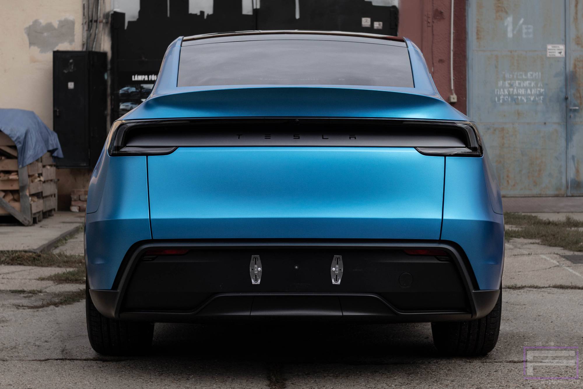 Model Y Juniter 2025 matt kék Tesla fóliázás - Oracal Azure Metallic Matt 970-197 Teslafólia hátsó nézet