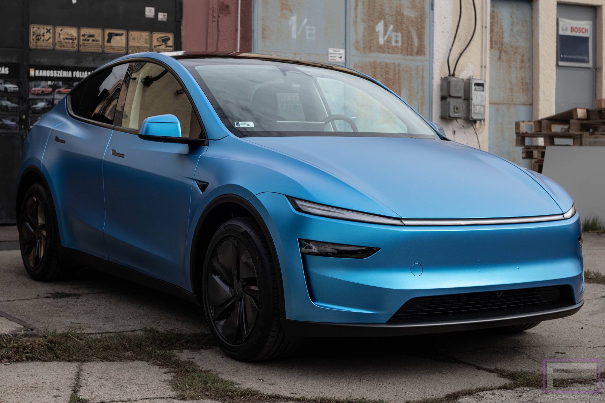 Model Y Juniter 2025 matt kék Tesla fóliázás - Oracal Azure Metallic Matt 970-197 Teslafólia jobb első nézet