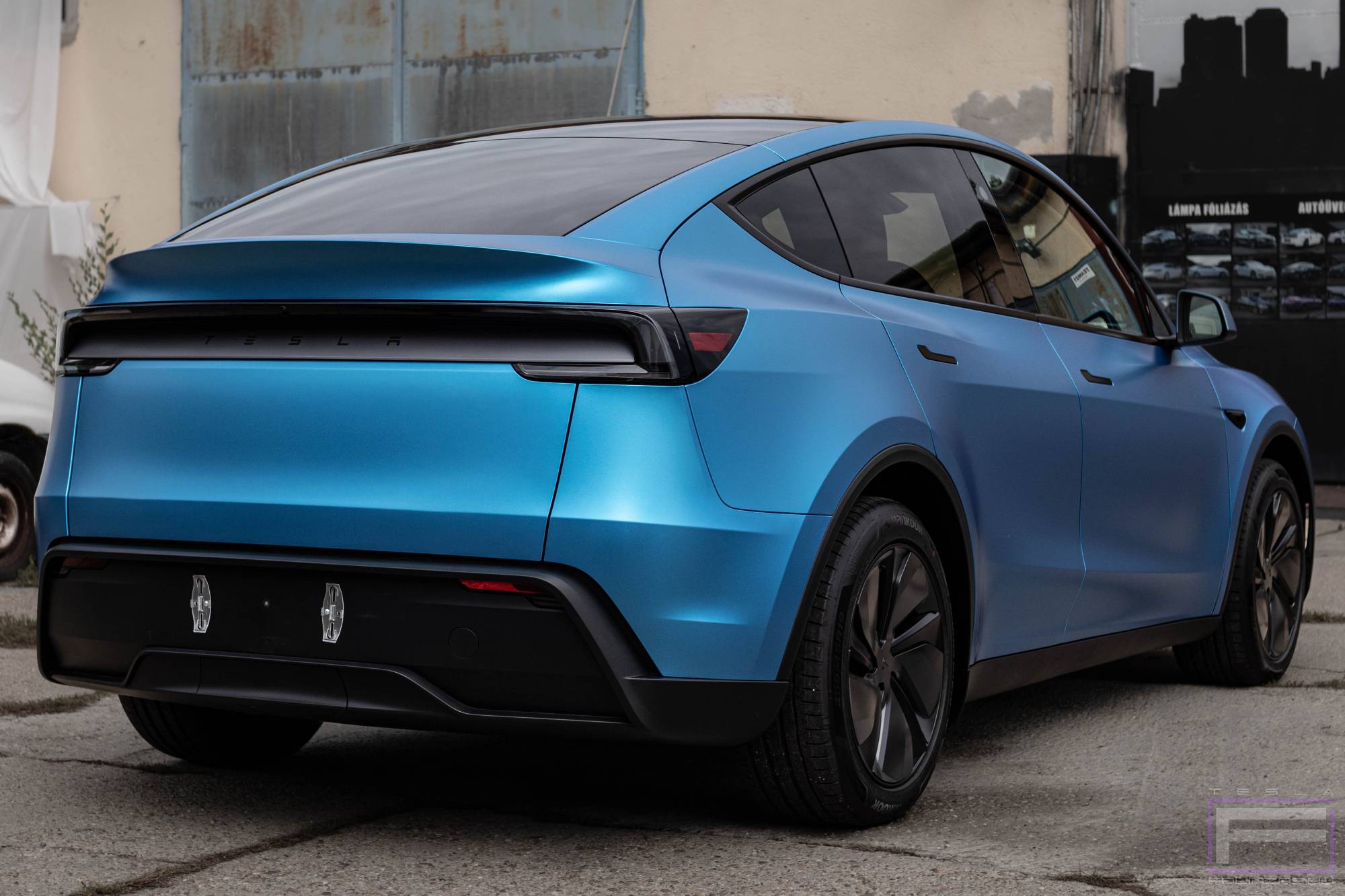 Model Y Juniter 2025 matt kék Tesla fóliázás - Oracal Azure Metallic Matt 970-197 Teslafólia jobb hátsó nézet