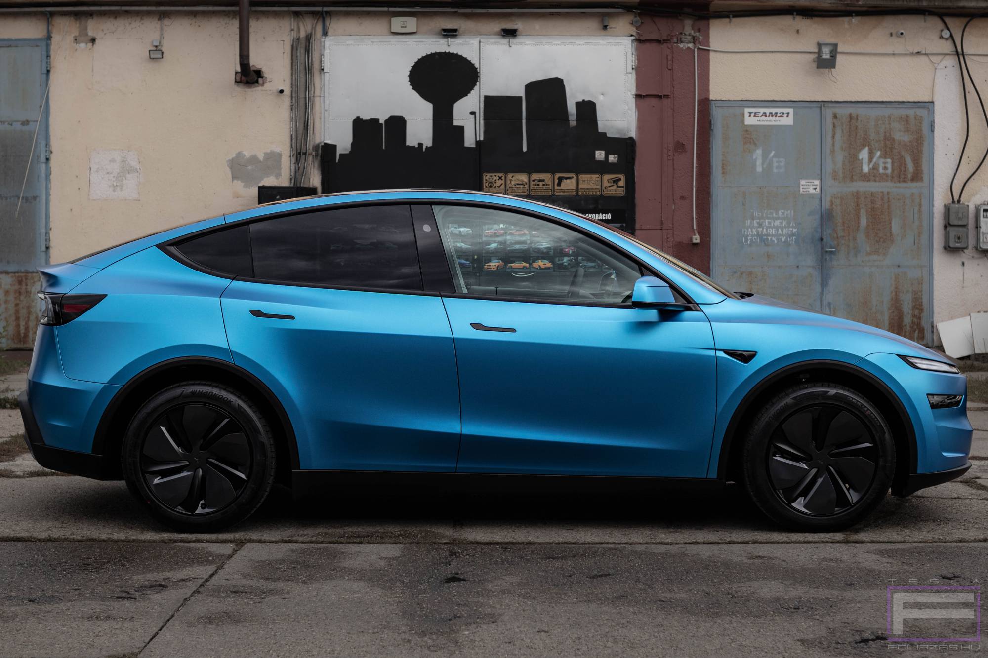 Model Y Juniter 2025 matt kék Tesla fóliázás - Oracal Azure Metallic Matt 970-197 Teslafólia jobb oldal nézet